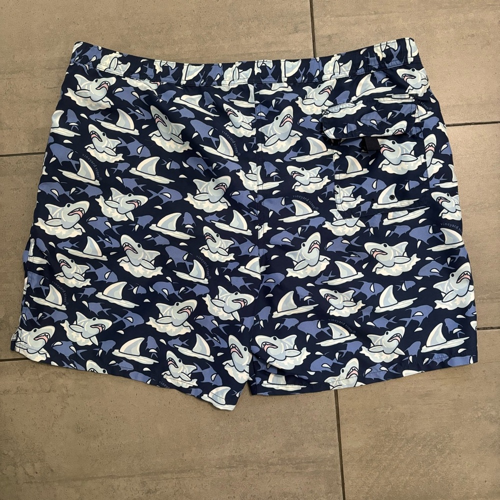 Vineyard Vines Men’s Size L 7” Swim Trunks Printed Sharks Blue Navy - Picture 4 of 10